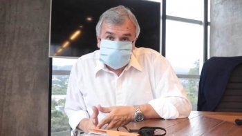 En medio de la polémica por los tapabocas, el gobernador de Jujuy enseña por Twitter a hacer barbijos caseros