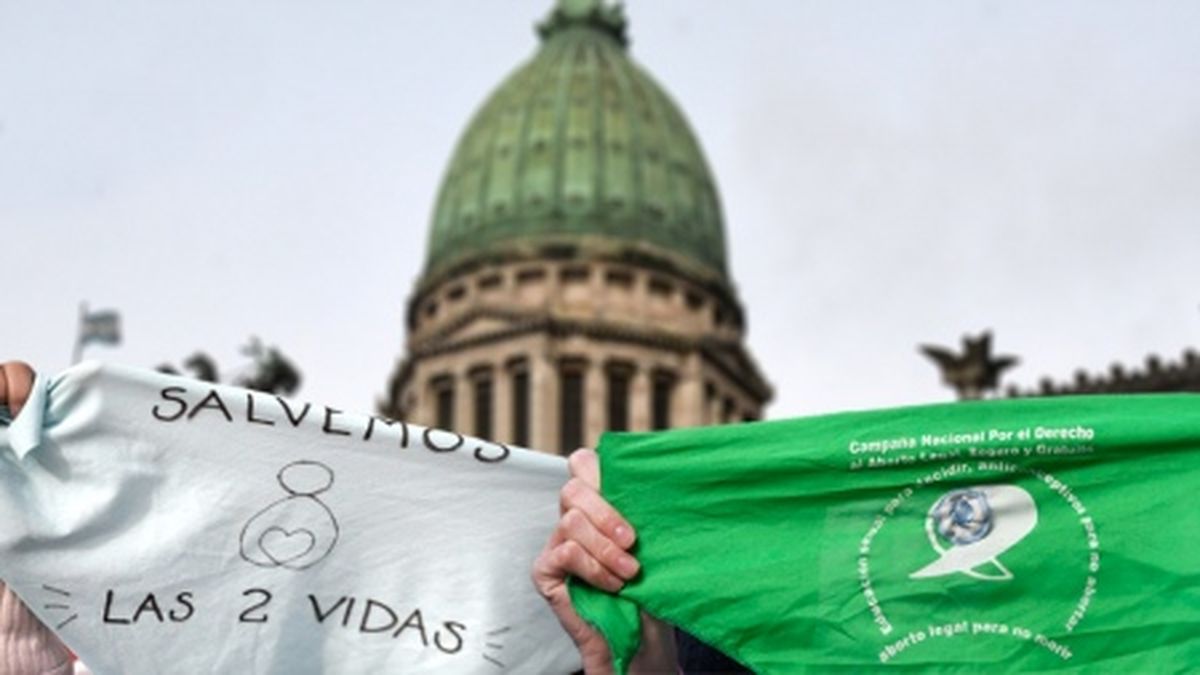 Primera manifestación oficial para derogar la ley del aborto. (Télam)