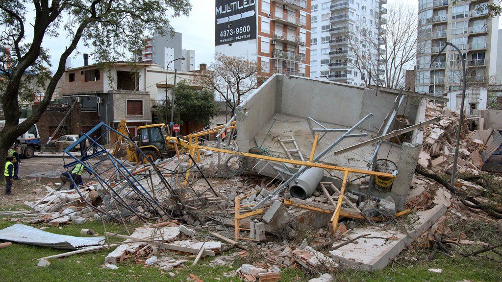 Impactante: un edificio de ocho pisos que estaba en construcción se derrumbó sobre la colectora de General Paz