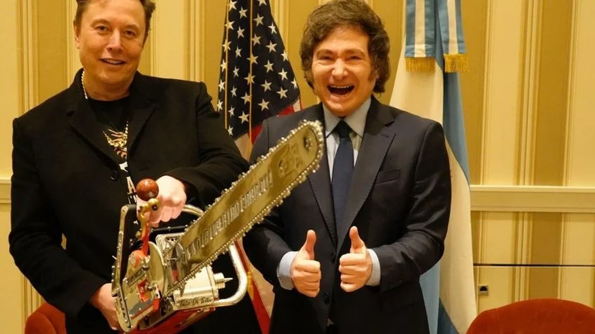 La motosierra que Javier Milei le regal&oacute; a Elon Musk se convirti&oacute; en un s&iacute;mbolo de campa&ntilde;a del CEO de Tesla. (Foto: archivo)