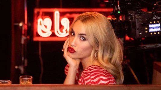 Lali Espósito deslumbró en los Latin Grammys con un vestido dorado
