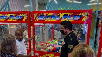 Insólito: un niño quedó atrapado dentro de una máquina de peluches