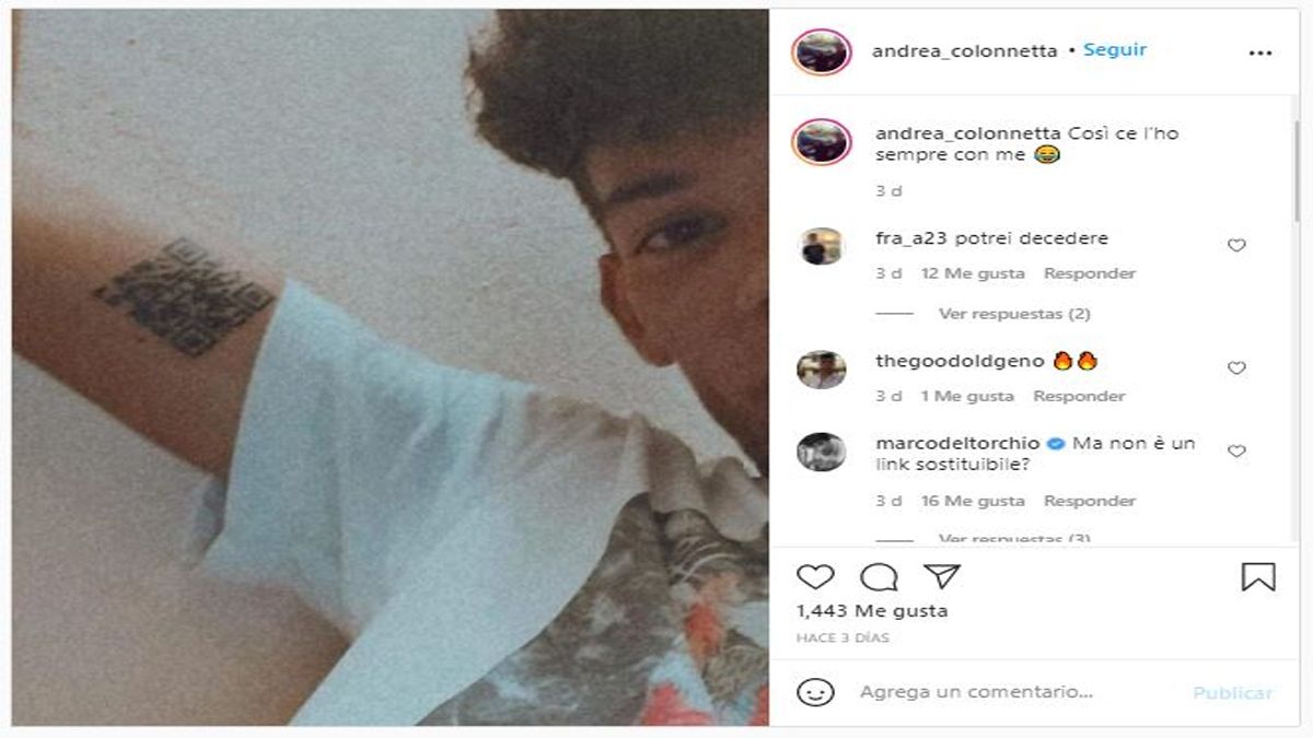 Un joven italiano se tatuó el certificado de vacunación de COVID-19.