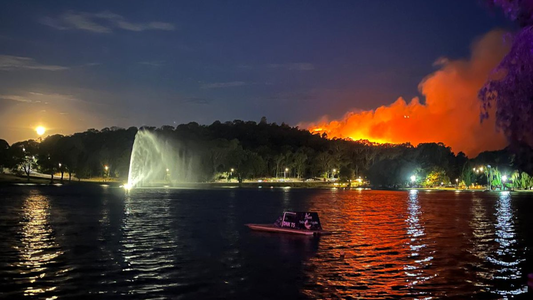 Un peligroso incendio se desató en las Sierras de Tandil: la condición que complica el combate del fuego
