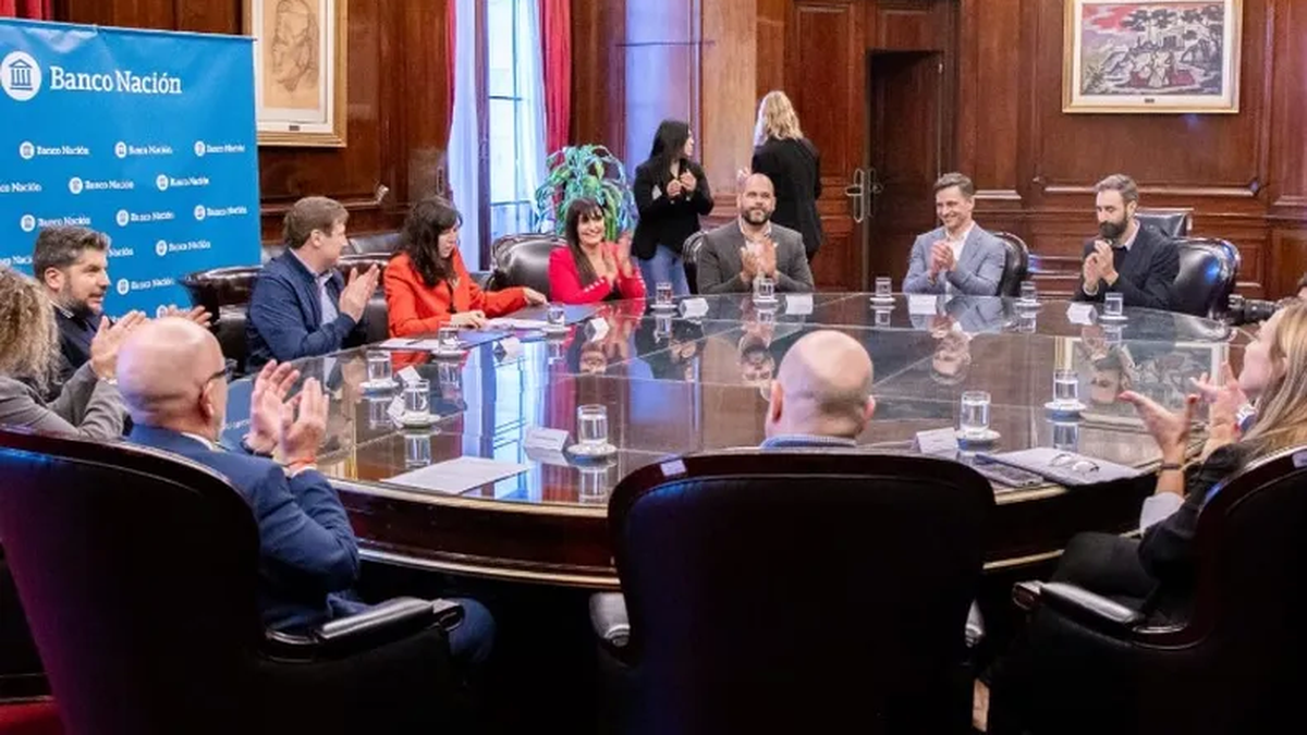 La firma del acuerdo entre la presidenta del Banco Nación