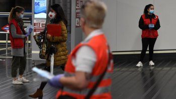 Con números un poco más favorables, España empieza a liberar restricciones; Italia todavía espera