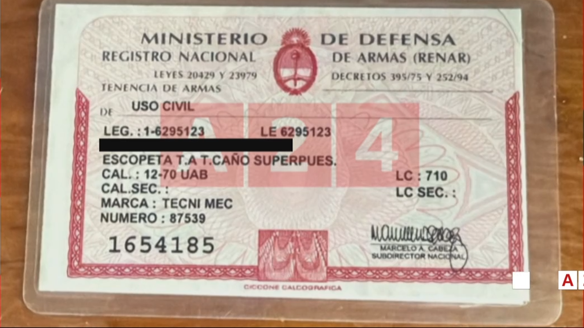 La licencia del arma presentada por el abuelo del menor cuando fue a realizar la denuncia a la Policía. (Foto: A24).