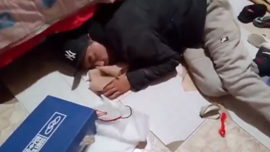 Entró a robar y se quedó dormido, a puro ronquido: el video del ladrón que es furor en redes