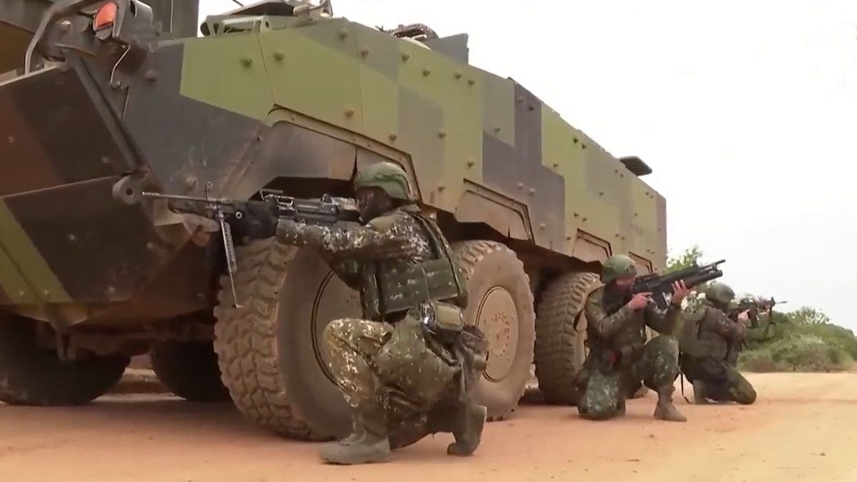 Soldados chinos, parapetados en un tanque, en una maniobra de simulacro de una invasi&oacute;n a Taiw&aacute;n. (Foto: Captura de TV)