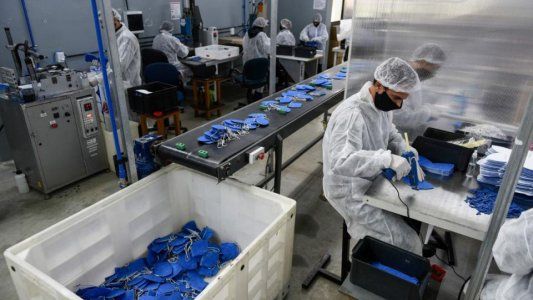 Operativo barbijos: con supervisión directa de Alberto, una empresa se reconvirtió y promete producir 30.000 por día
