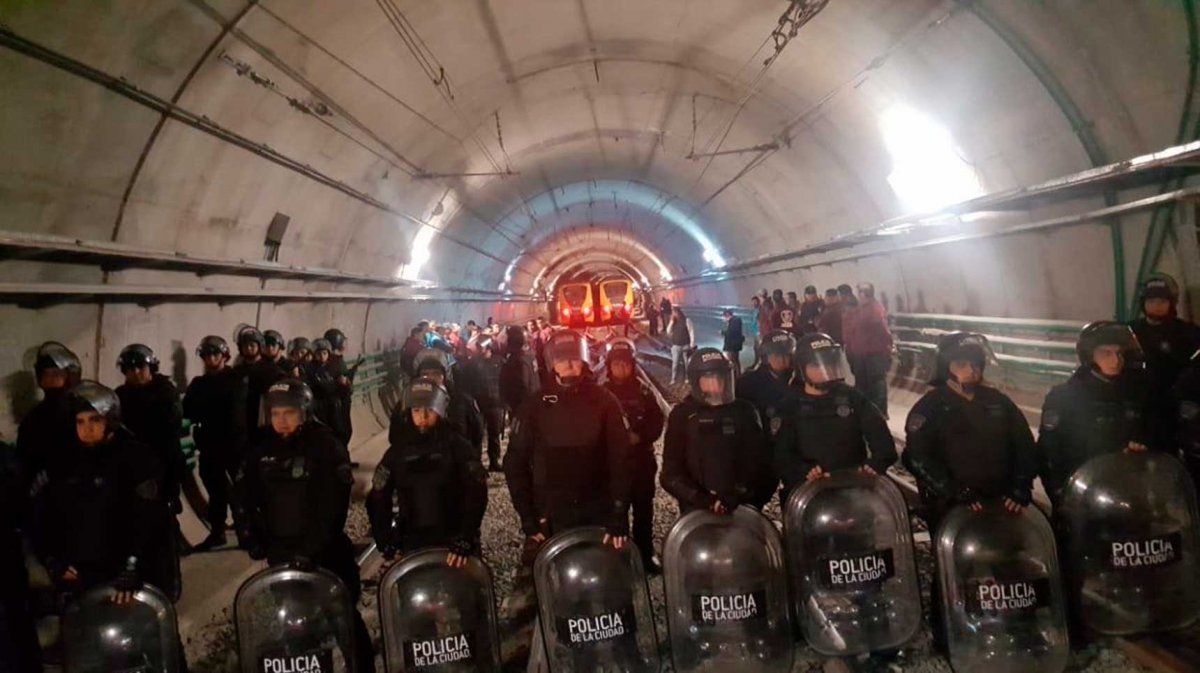 Los metrodelegados y el Gobierno hicieron un acuerdo para evitar los paros sorpresivos en el subte