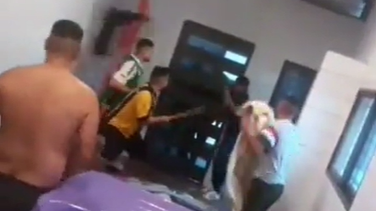 Video viral: fuerte pelea a facazos entre presos en una cárcel de Melchor  Romero