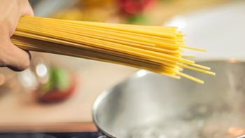 Reclama 5 millones de dólares porque los fideos tardan más en hacerse que lo que dice el paquete