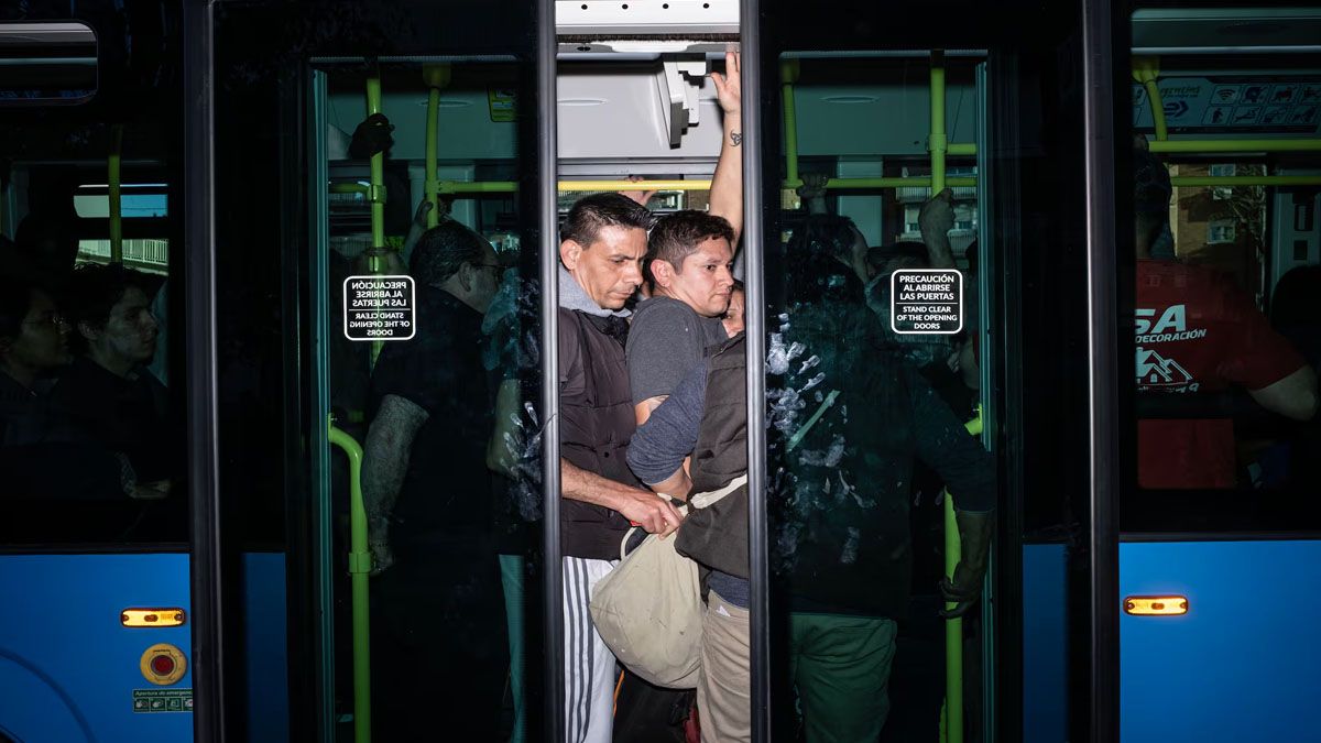 Madrid, atrapados por el apagón, mucha gente se sintió perdida en la ciudad por no tener mapas o guías electrónicas al no funcionar los celulares. (Foto: Gentileza el país)