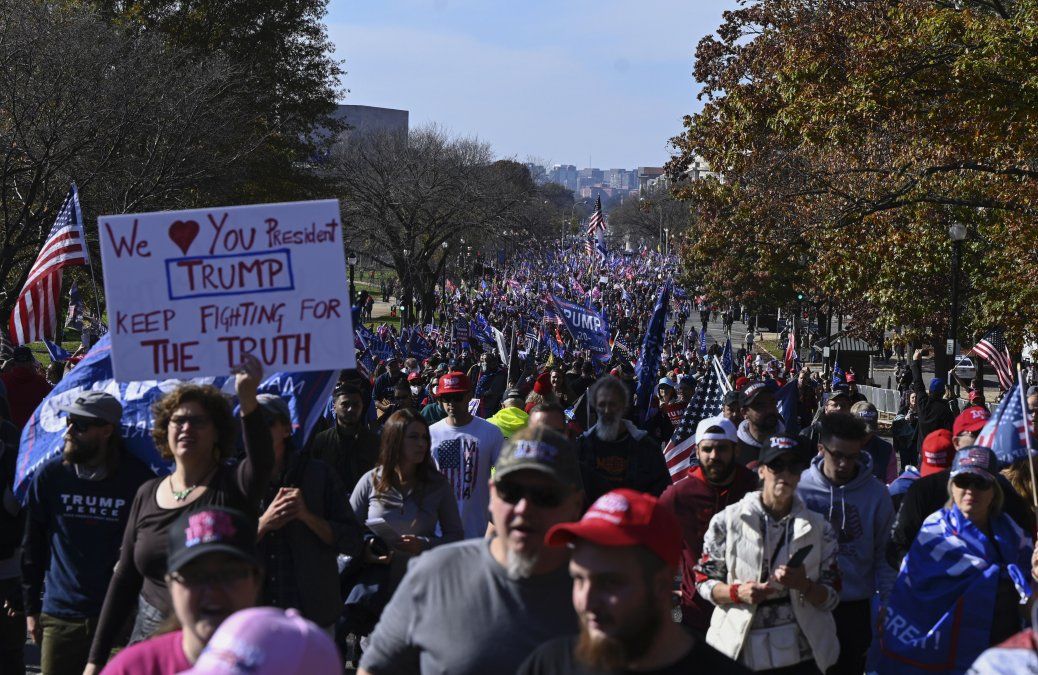 Trump recorrió en auto una manifestación partidaria y dijo: No vamos a tolerar que nos roben la elección