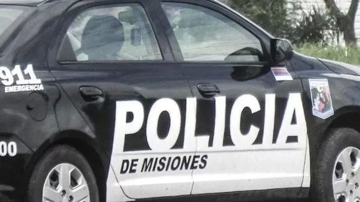 En el lugar se halló un cuchillo tipo puñal de aproximadamente 10 centímetros de largo que los investigadores creen que es el arma utilizada para el ataque.&nbsp;