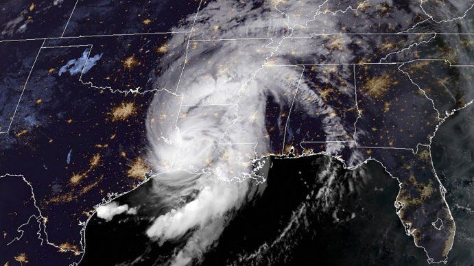 Con vientos de 240 km/h, el huracán Laura llegó a los Estados Unidos