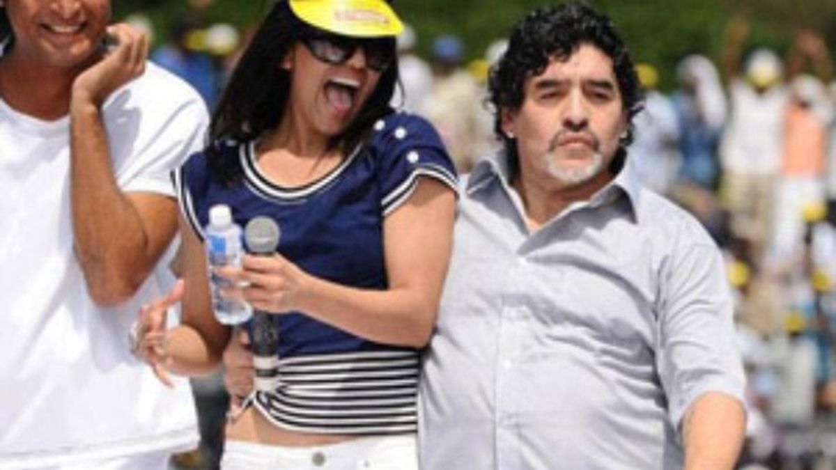 Maradona bailó con una bella morocha.