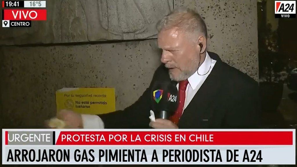Fuertes incidentes frente al Consulado de Chile: los manifestantes atacaron al equipo de A24