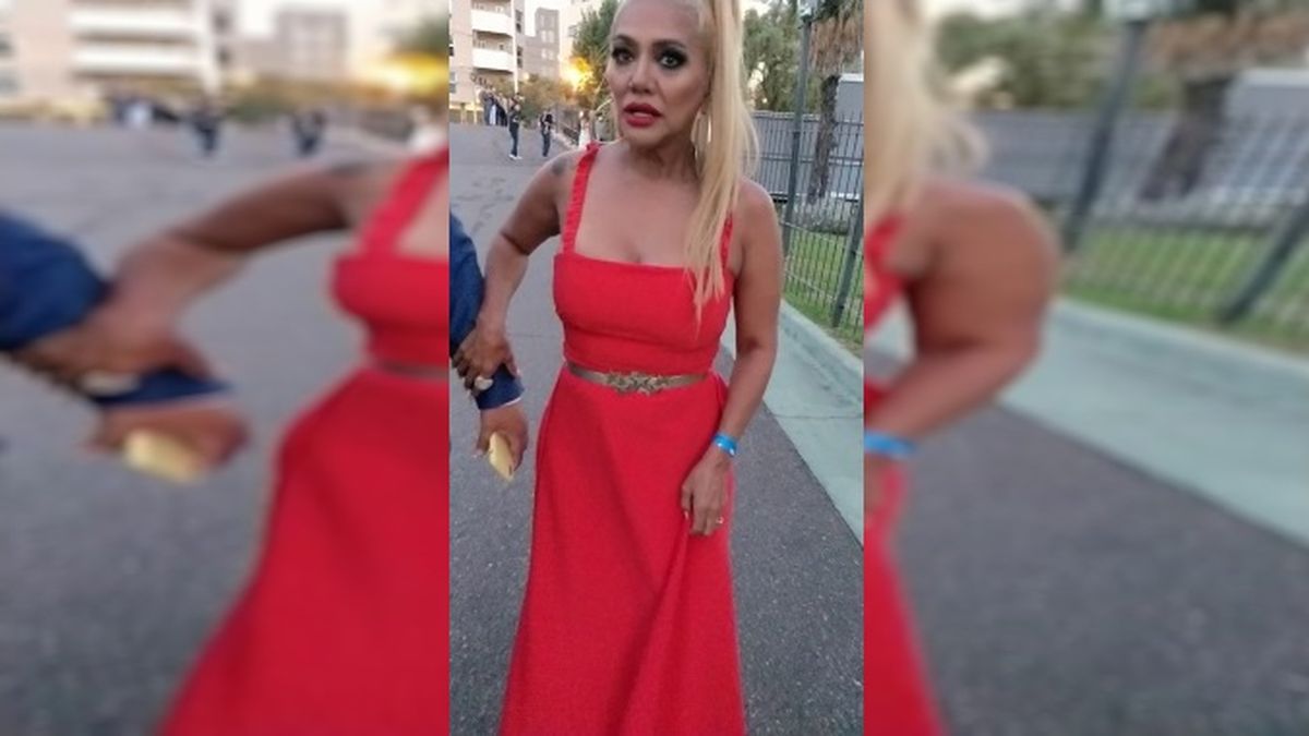 Gladys La Bomba Tucumana se retiró de la entrega de los Premios Carlos, tras perder su terna en la categoría de Mejor cantante en espectáculo. 