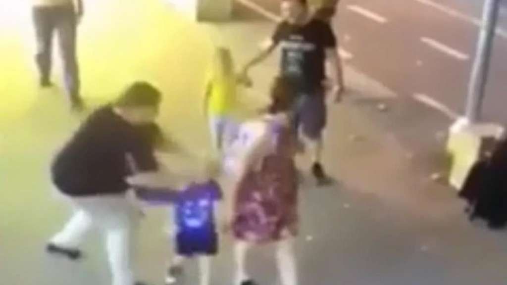 Una mujer apuñaló a un niño de 3 años en la cara mientras caminaba en la calle