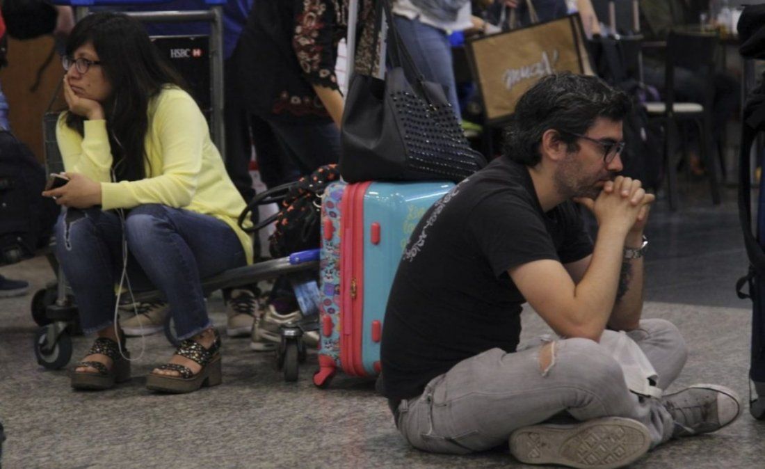 Cuál es el reclamo de los trabajadores de Aerolíneas y Austral que genera la cancelación de decenas de vuelos