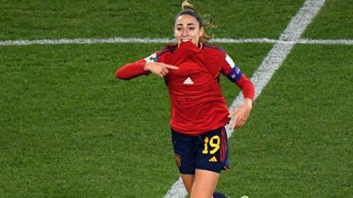 Olga celebra el gol del mundial y se lo dedica a la madre muerta de una amiga. Jugo sin saber que su padre murió poco antes del inicio de la final. (Foto: Gentileza AS)