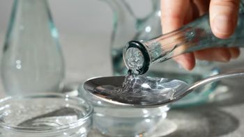 Truco viral: por qué recomiendan mezclar vinagre con agua y para qué sirve
