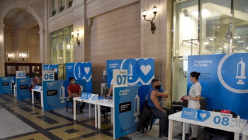 Plan de vacunación: Carla Vizzotti analiza con todos los ministros de Salud de las provincias avanzar en la vacunación a adolescentes de entre 12 y 17 años desde la semana que viene y el plan para completar las segundas dosis contra el coronavirus. (Foto: Miniterio de Salud) Plan de vacunación: Carla Vizzotti analiza con todos los ministros de Salud de las provincias avanzar en la vacunación a adolescentes de entre 12 y 17 años desde la semana que viene y el plan para completar las segundas dosis contra el coronavirus. (Foto: Miniterio de Salud)