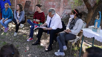 El presidente visitó a vecinos de Moreno y tomó nota en su cuaderno sobre reclamos de obras cloacales. Foto: Presidencia. El presidente visitó a vecinos de Moreno y tomó nota en su cuaderno sobre reclamos de obras cloacales. Foto: Presidencia.