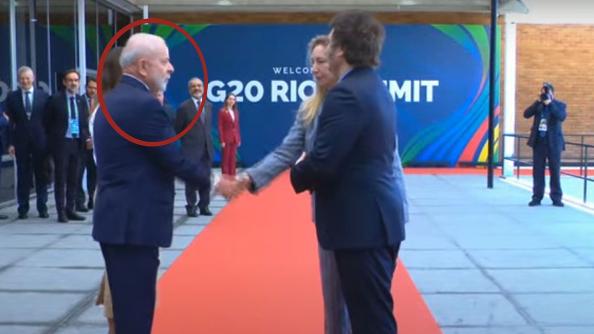 Caras serias en el saludo con Karina Milei. Lula da Silva, además, aparece mirando al vacío, como oteando entre los hermanos Milei. (Foto: Captura de TV)