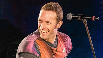 Chris Martin pidió una orden de alejamiento contra una fan que afirma ser su esposa