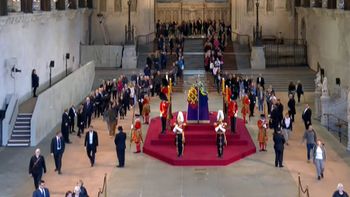 Video | El adiós a la Reina Isabel II en Londres: el desmayo de un guardia, la reverencia de Meghan y las eternas colas