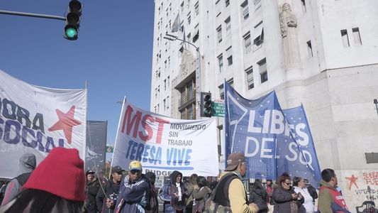 Piqueteros protestan en la Avenida 9 de Julio frente al Ministerio de Desarrollo Social