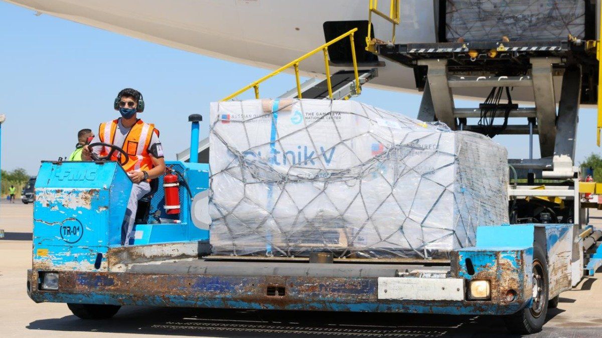 Cómo será el operativo para traer las cinco millones de dosis de la vacuna Sputnik V
