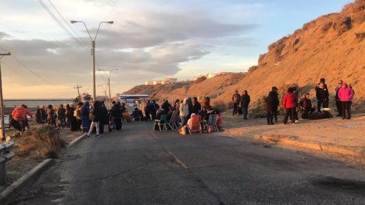 Docentes bloquean en Comodoro la playa de tanques de YPF que proporciona combustible a la región