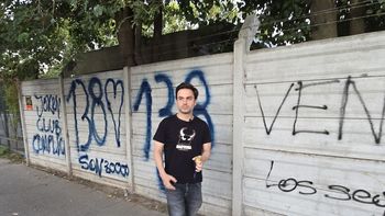 Provocación: Ramiro Marra se filmó mientras tapaba una pintada de Juan Grabois por los 30.000 desaparecidos