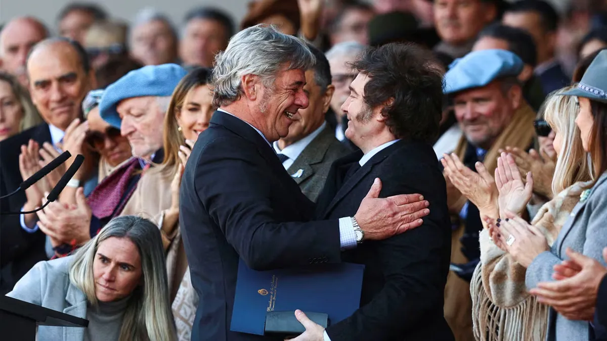 El presidente Javier Milei junto al titular de la Sociedad Rural, Nicol&aacute;s Pino, en una de las &uacute;ltimas ediciones de la Exposici&oacute;n Rural de Palermo. (Foto: Reuters)