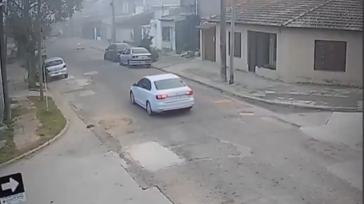El sistema de lector de patentes detectó un Volkswagen Vento gris que tenía pedido de secuestro. (Foto: captura A24)