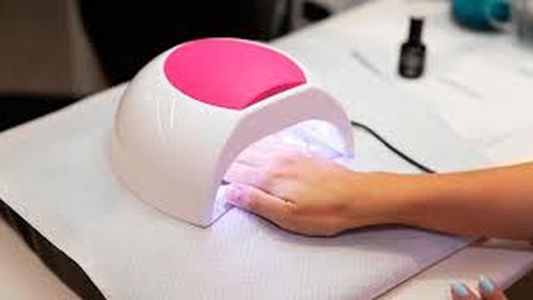 Sufrió cáncer de piel en un dedo y creen que fue por las lámparas de esmaltado semipermanente