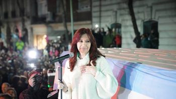 Cristina Kirchner, durante el improvisado acto frente a su casa el sábado pasado. El 3 de septiembre volverá a hablar desde Merlo, el mismo escenario donde lanzó la fórmula presidencial con Alberto Fernández en 2019 (Foto: Presidencia Senado).