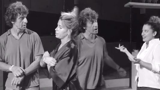 El divertido pase de Florencia Peña a Muriel Santa Ana en la obra Los vecinos de arriba