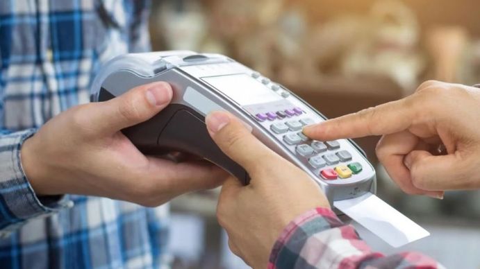 Maniobras contra la inflación: las compras con tarjeta de crédito en supermercados crecieron un 77%