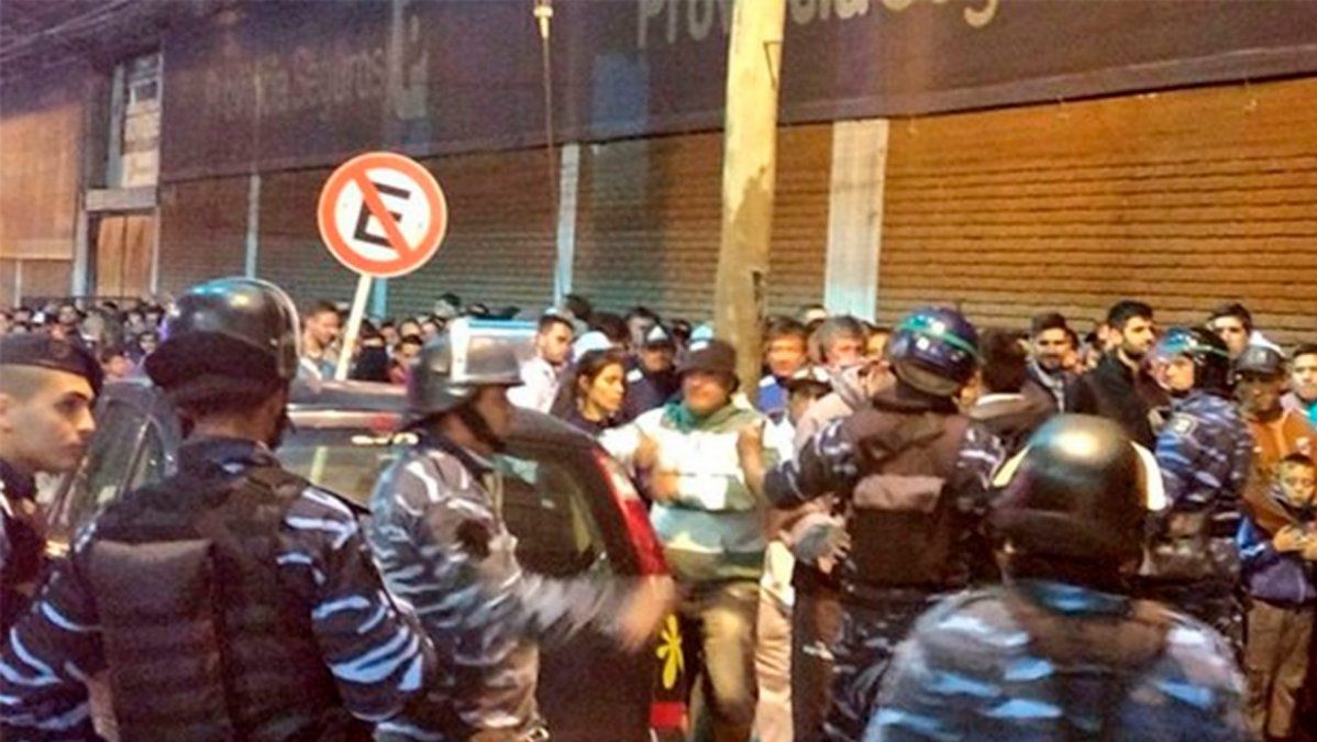 Brutal ataque de barrabravas de Platense a sus propios jugadores