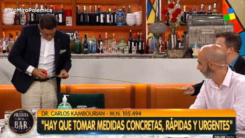 En Polémica en el bar se sentaron a un metro de distancia por el Coronavirus