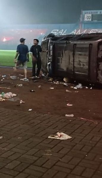 Indonesia: al menos 129 muertos en un partido de fútbol tras batalla de hinchas