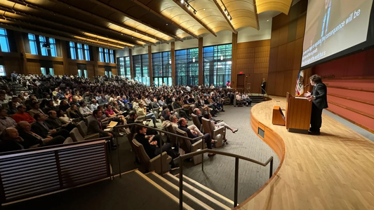 Milei dio una conferencia en la Universidad de Stanford y se fotografió con Condolezza Rice
