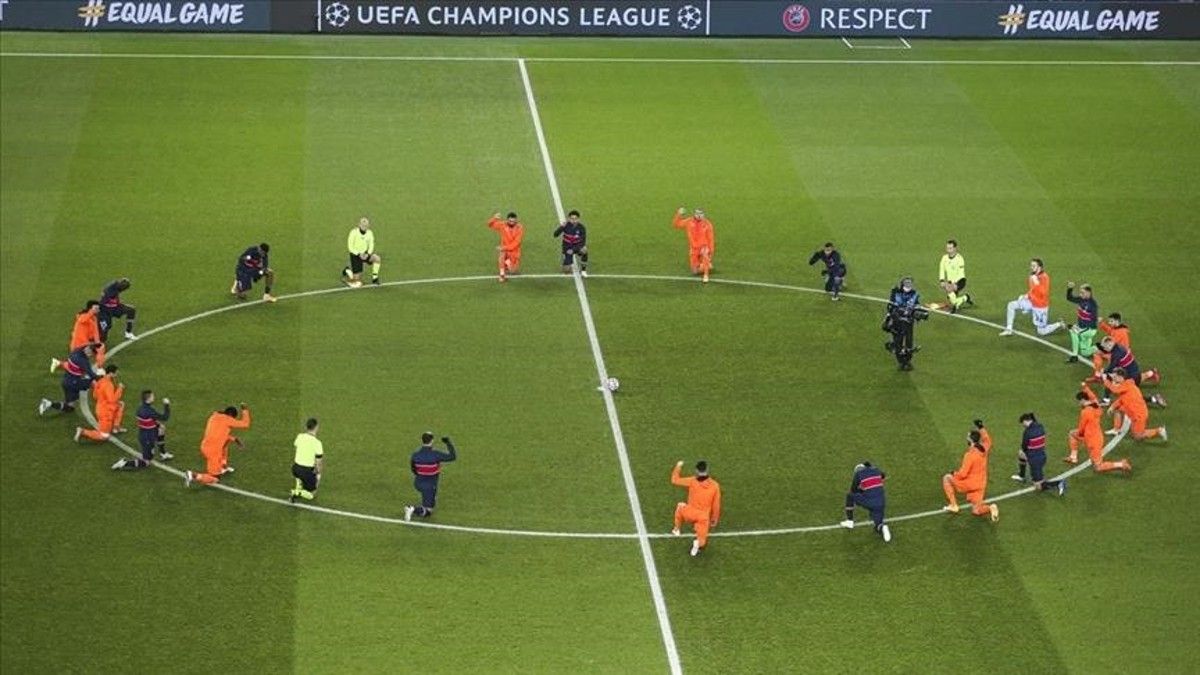 Los jugadores se arrodillaron contra el racismo: la FIFA publicó un informe que refleja el aumento de los insultos en las redes sociales. 