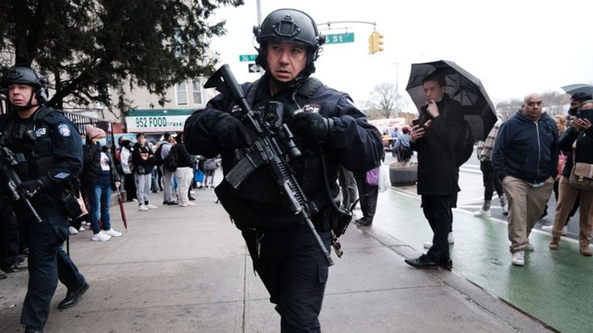 Nueva York: al menos 13 personas resultaron heridas luego de que una persona comenzara a disparar en la estación Sunset Park en Brooklyn (Foto: AP).