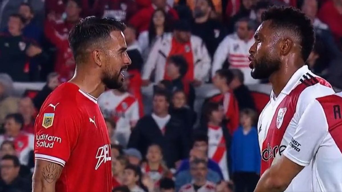 Borja y Báez en un tenso cruce en el estadio Monumental (Foto: Telam)